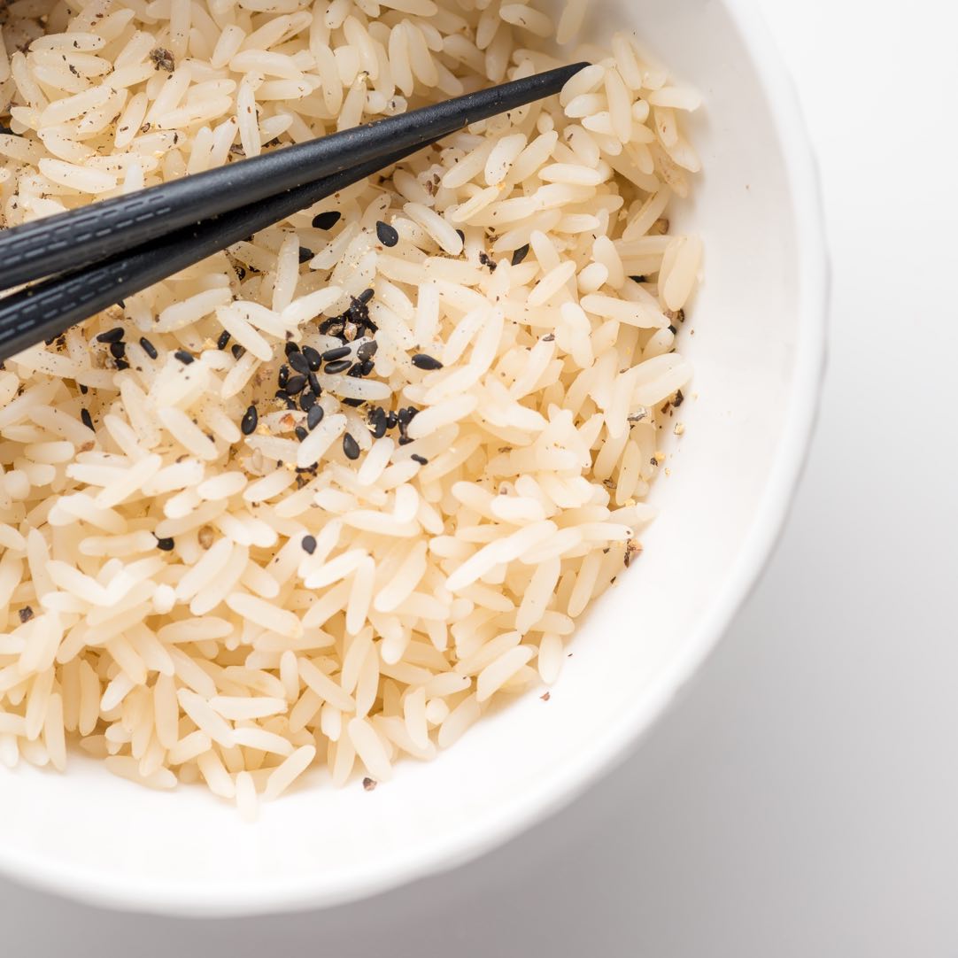Плов с пропаренным рисом рассыпчатый. Полезный рис. Рис с палочками. Чем полезен рис. Еда сырой рис.